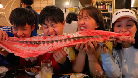 巨型海鱼整条端，原始吃法野性十足★日本3东京