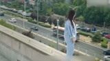 《同学两亿岁》宣墨在医院天台接受信息，医院的人以为她要跳楼