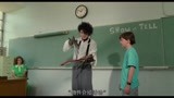 爱德华在课堂上向孩子们展现了他高超的剪纸技术