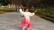 很有气质的奶奶演示健身气功广场舞，放松又锻炼！