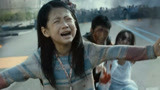 3分钟看完韩国灾难片《流感》女孩站在枪口下，拼死保护妈妈