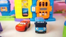 闪电麦昆与Tayo一起玩新赛车轨道玩具