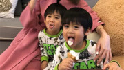 陈若仪带冰淇淋回家，双胞胎儿子激动得吃成小花猫，萌态十足