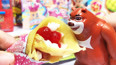 熊大光顾小仙女食玩店 享用草莓味可丽饼