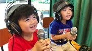 陈若仪带双胞胎玩，凯凯玩字母游戏唱歌，唱完歌拍手给自己鼓掌