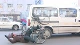 马大帅3：赵本山骑车不看路，一头撞面包车上，这倒地姿势太帅了
