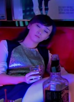 恋爱的那点事儿:女子发现老公外遇,深夜酒吧喝酒买醉
