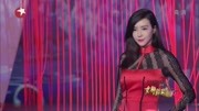 中国风设计，“红高粱”女神周韦彤别出新意，大红色和蕾丝拼接？