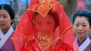 《王的女人》陈乔恩站在人群中，看着云狂迎娶妙戈，雨中痛哭
