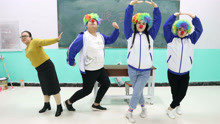 学生排练小丑装跳天鹅舞