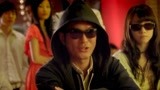 扑克王：阿杰不停赢钱，数目之大引起老板注意，在赌场大出风头！