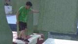 男子迅猛闯关似猎豹 飞身跳水太精彩