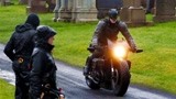 DC《蝙蝠侠》片场：新造型曝光，蝙蝠侠骑摩托经过墓地