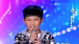 中国达人秀：小男孩声音神似女声，唱歌全场鼓掌，好可爱啊