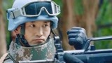 中国蓝盔：外国黑帮太嚣张，中国军人用拳头说话，这幕太霸气