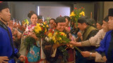 审死官：星爷不愧是广东第一状师，出场被粉丝包围，送花要签名