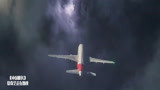 中国机长：玻璃爆裂客舱失压，机长闯入雷暴云群，心提到嗓子眼了
