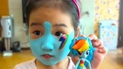 韩国小萝莉宝蓝玩面部彩绘游戏，和动画中的人物是不是很像呢？