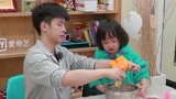 《哥哥的修炼手册》徐浩跟徐小妹一起揉面团 自制手工小饼干