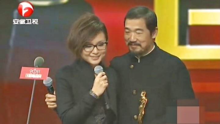张国立荣获大奖!干女儿周笔畅献唱祝贺,让人动容丨国剧盛典
