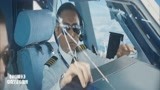 中国机长：高空中飞机挡风玻璃破裂，副机长半身挂窗外，可怕！
