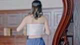 影王少帅的新娘：美女正在换装，少爷不敲门就进，却看到是男人
