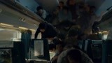 釜山行：丧尸在列车爆发，毫无防备的人们相继感染，小伙被吓呆了