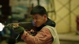 防线——爆弹危机：警察在现场搜索 他们遭受恐怖分子袭击