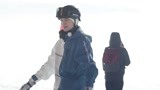 路透：林一认真学习滑雪 旋转跳跃不停歇