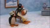 企鹅家族：妈妈和弟弟玩的真开心，pingu只能生气的敲碗