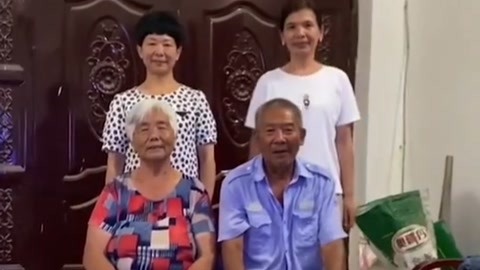 满满的回忆！一家六口拍全家福还原42年前老照片
