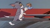 猫和老鼠：汤姆船边喝咖啡，不料被一只黄爪子抓住，令人担忧