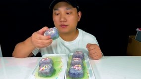 吃蓝紫色糖针魔方冰块，听脆脆的声音!