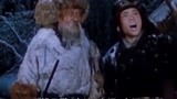 北大荒人：小伙被吓得倒在雪窝里，还好遇上善良老爷爷，笑死了！