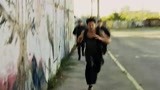 《暴力街区13：终极》男子上演跑酷式逃跑 甚至还不忘放炸弹