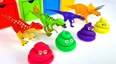 多彩色恐龙和泥土玩具