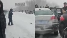 现场！哈大高速肇东至哈尔滨路段路面积雪致多车相撞
