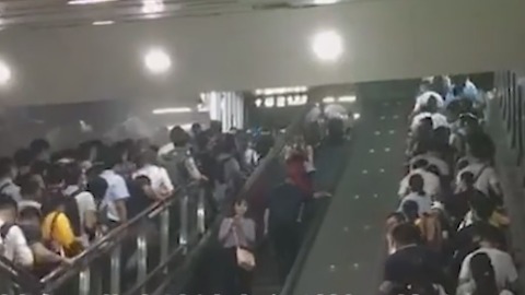 地铁扶梯被挤爆 男子逆行