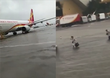 机坪被淹空姐趟水上机
