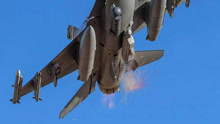 罕见抓拍F-16高速撞鸟瞬间 飞鸟瞬间四分五裂