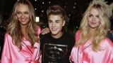 Justin Bieber点燃粉红派对 活力热舞维秘秀