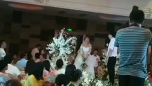 新娘婚礼上扔捧花 不小心扔到天花板里