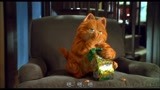 加菲猫看着电视吃了一大包零食满足的打了个饱嗝