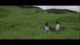 渡边和直子两人无言的在山里的草地里散步