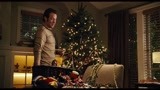 戴维和花栗鼠一起装扮着家里的圣诞树