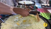 天津传统煎饼果子，现磨绿豆面，一早卖200多套，只有天津这么做