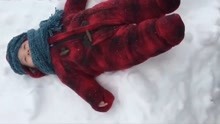 宝宝第一次玩雪，高兴