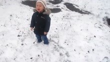 宝宝怕雪，直喊救命