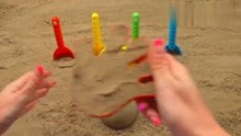 玩魔术彩球和手工模具用玩具铲子沙滩操场学习颜色