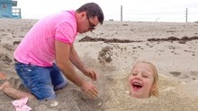 萌宝乐园：纳斯提亚和爸爸在沙滩上玩沙子